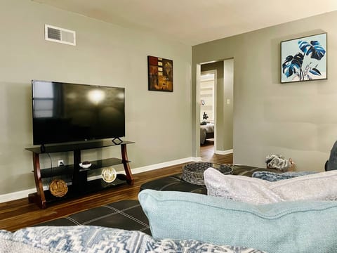 Modern, Spacious, and Clean 2 Bedroom Townhome