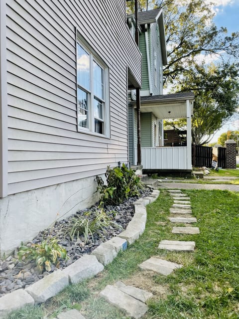Suite Home Indiana #3 |KING 1BD/1BA Apartment