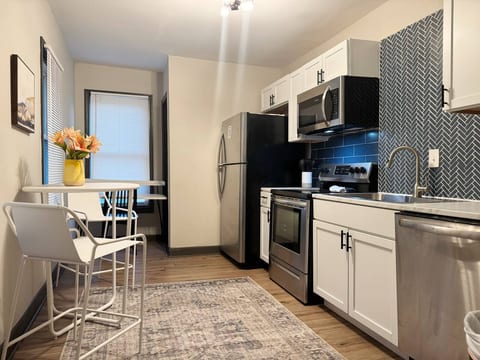 Suite Home Indiana #4 |QUEEN Cozy Studio Apartment
