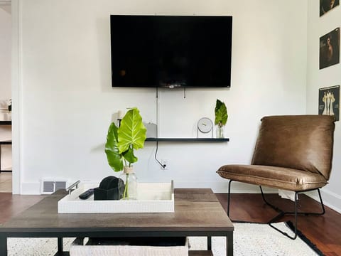 Suite Space A | KING 1BD/1BA Apt near UE