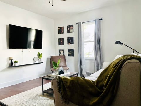 Suite Space A | KING 1BD/1BA Apt near UE