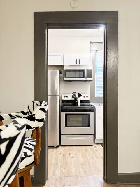 Suite Home Indiana #2 |KING 1BR/1BA Apartment