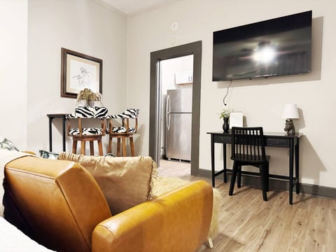Suite Home Indiana #2 |KING 1BR/1BA Apartment