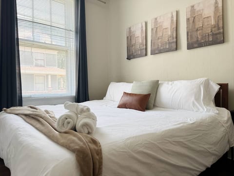 The Harrison C | KING 1BD/1BA Apt near Riverfront