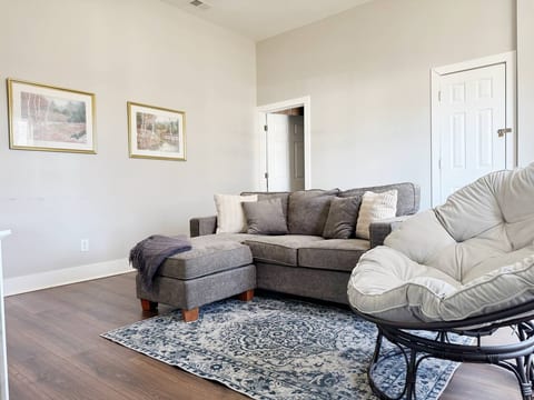 Washington B | QUEEN 1BD/1BA Apt in Downtown Ev