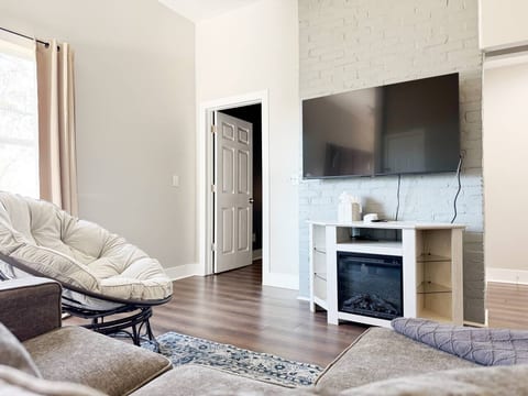 Washington B | QUEEN 1BD/1BA Apt in Downtown Ev