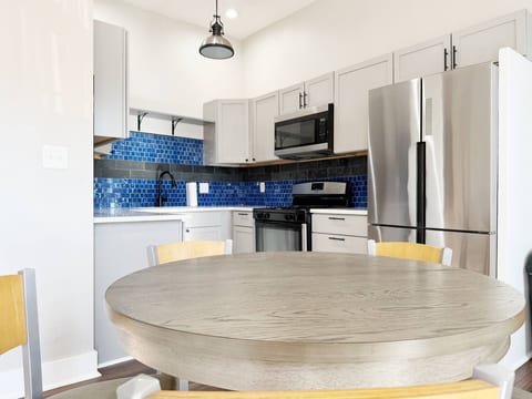 Washington B | QUEEN 1BD/1BA Apt in Downtown Ev