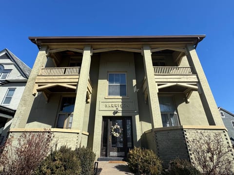 The Harrison A | QUEEN 1BD/1BA Apt near Riverfront