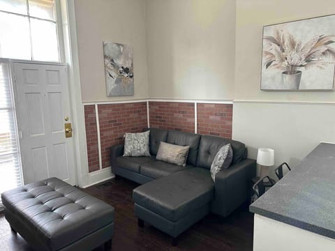 The Harrison A | QUEEN 1BD/1BA Apt near Riverfront