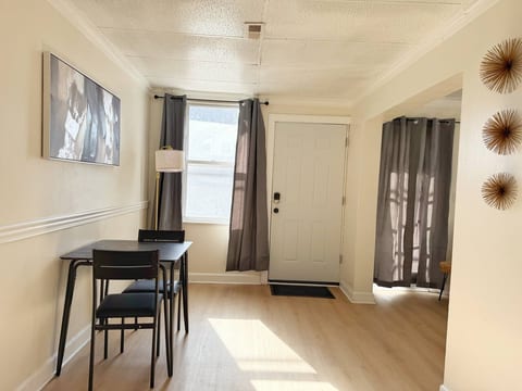 Redbrick Suites B | Queen 1BD\1BA Apt near UE
