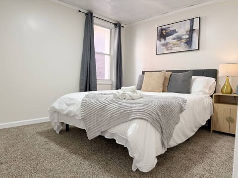 Redbrick Suites B | Queen 1BD\1BA Apt near UE