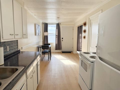 Redbrick Suites B | Queen 1BD\1BA Apt near UE