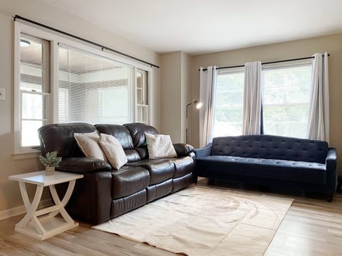 Southeast Suite / 1BD/1BA Apt near UE