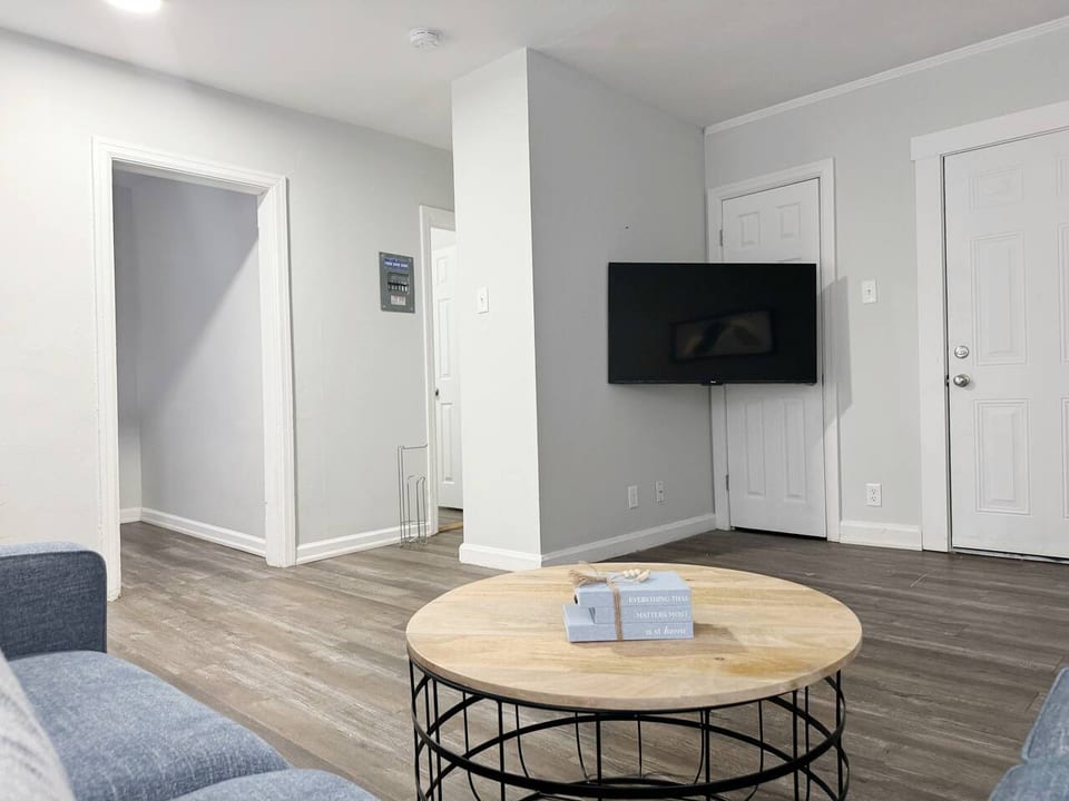 Riverside A6 | QUEEN 1BD/1BA Apt near River - Evansville