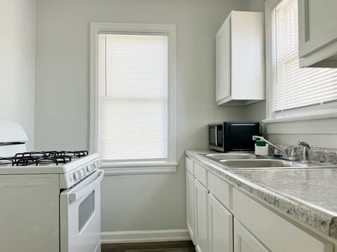 Riverside A6 | QUEEN 1BD/1BA Apt near River