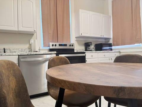 Steps from Riverfront Downtown EVV 1BD/1BA Apt