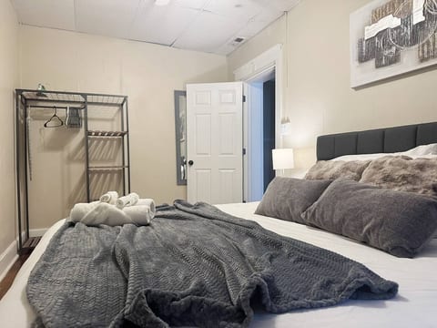 Steps from Riverfront Downtown EVV 1BD/1BA Apt