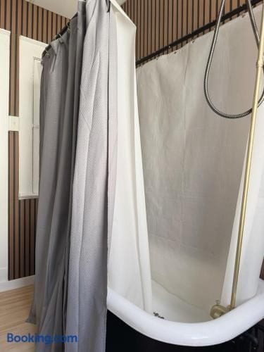 Steps from Riverfront Downtown EVV 1BD/1BA Apt
