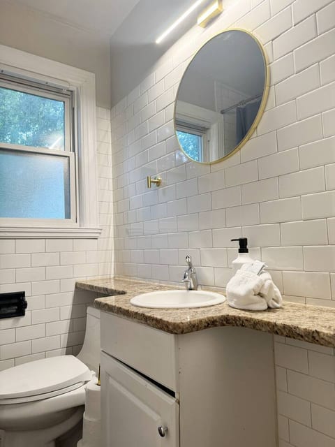 Spring Street Suites B | QUEEN 3BD/1BA Stylish Apt