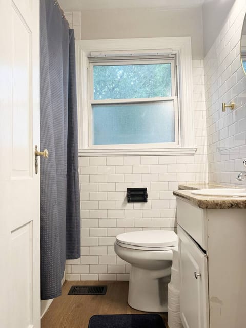 Spring Street Suites B | QUEEN 3BD/1BA Stylish Apt
