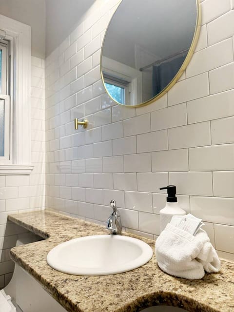 Spring Street Suites B | QUEEN 3BD/1BA Stylish Apt