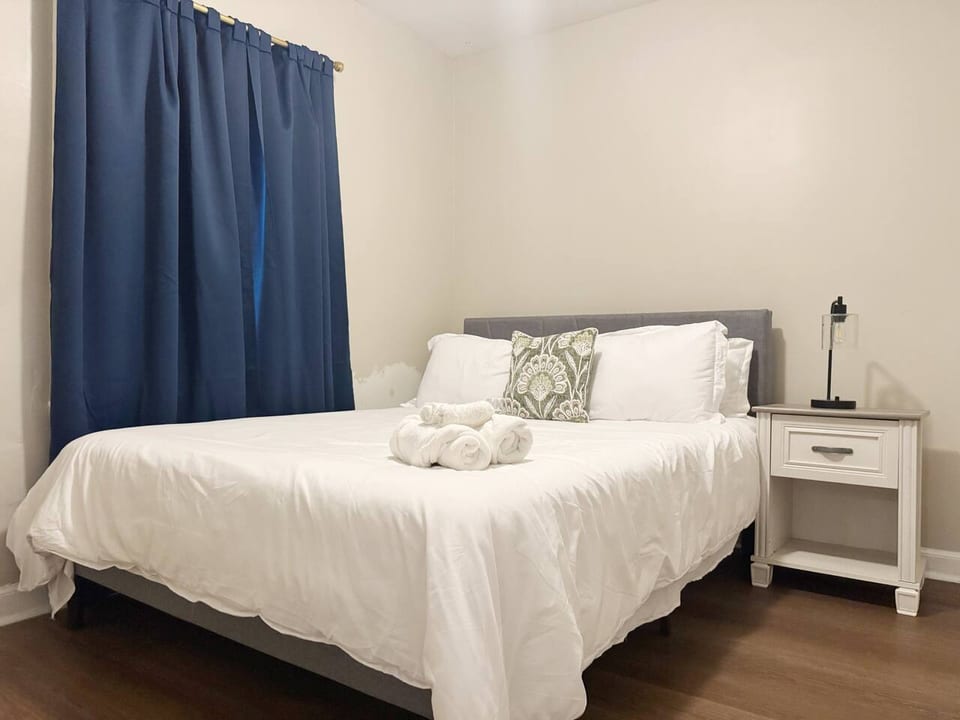 Spring Street Suites B | QUEEN 3BD/1BA Stylish Apt - Evansville