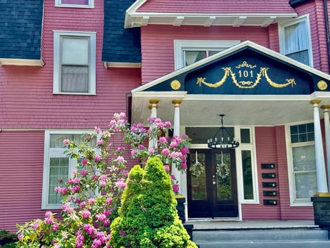 The Rose Inn E | KING 1BD/1BA Apt near Downtown