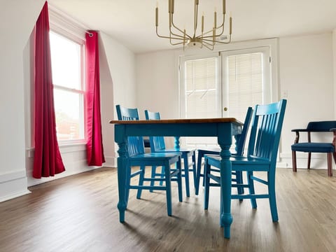 The Rose Inn E | KING 1BD/1BA Apt near Downtown
