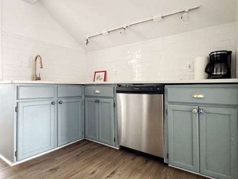 The Rose Inn E | KING 1BD/1BA Apt near Downtown
