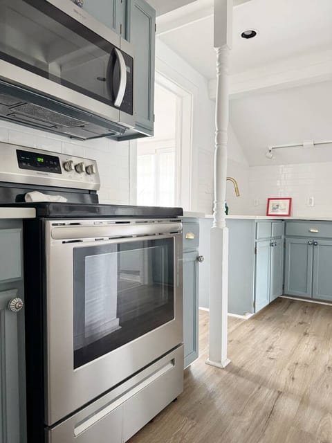 The Rose Inn E | KING 1BD/1BA Apt near Downtown