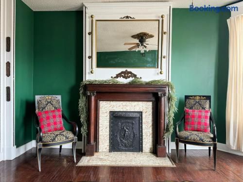 The Rose Inn D | KING 1BD/1BA Apt near Downtown