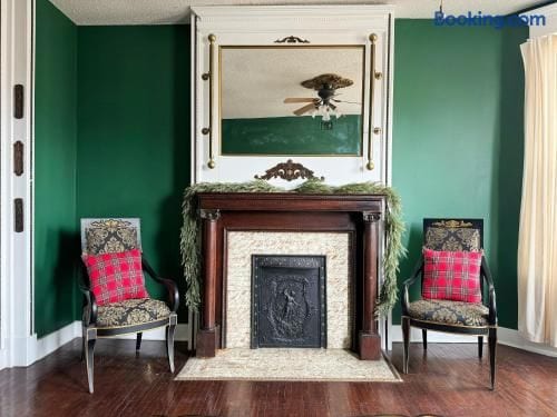 The Rose Inn D | KING 1BD/1BA Apt near Downtown - Evansville