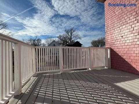 The Rose Inn D | KING 1BD/1BA Apt near Downtown
