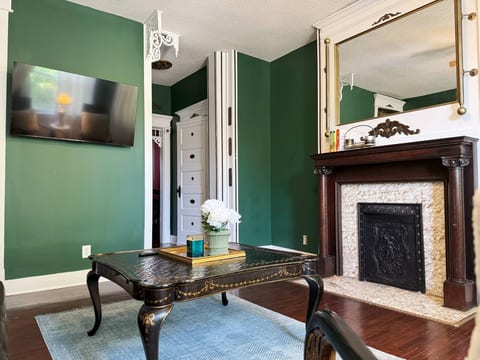 The Rose Inn D | KING 1BD/1BA Apt near Downtown