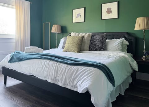 The Rose Inn D | KING 1BD/1BA Apt near Downtown