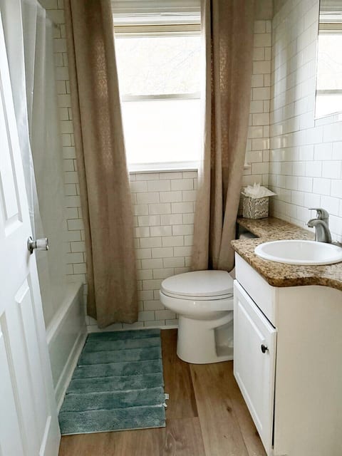 Spring Street Suites D | QUEEN 3BD/1BA Stylish Apt