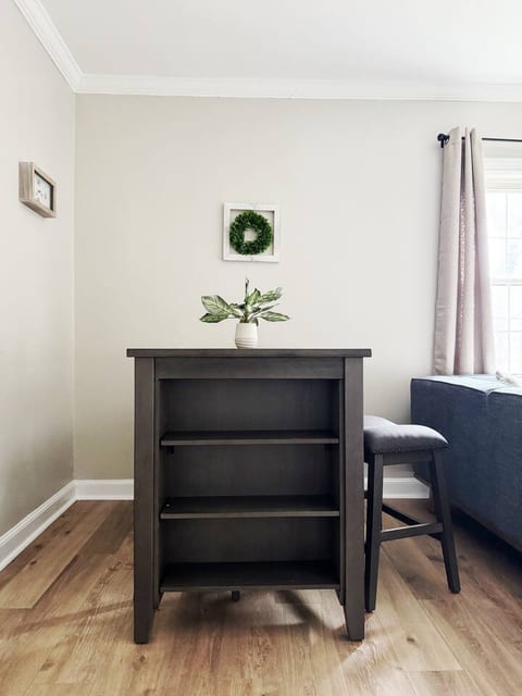 Spring Street Suites D | QUEEN 3BD/1BA Stylish Apt