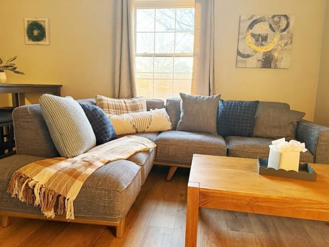 Spring Street Suites D | QUEEN 3BD/1BA Stylish Apt