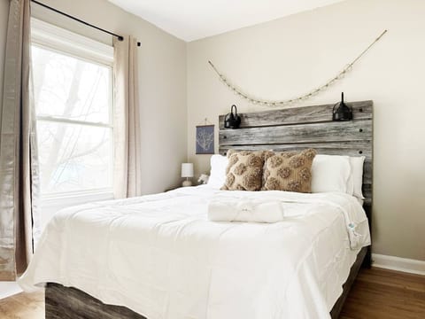 Spring Street Suites D | QUEEN 3BD/1BA Stylish Apt