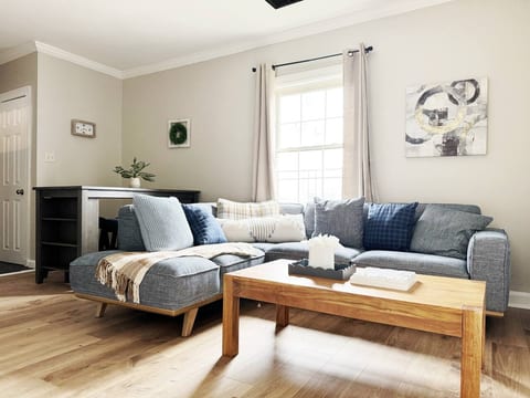 Spring Street Suites D | QUEEN 3BD/1BA Stylish Apt