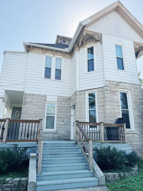 Chandler E | KING 1BD/1BA Studio Apt near Downtown