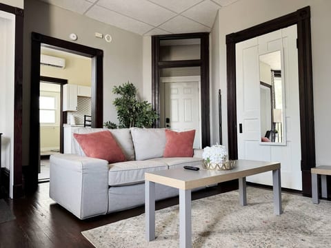 Chandler E | KING 1BD/1BA Studio Apt near Downtown