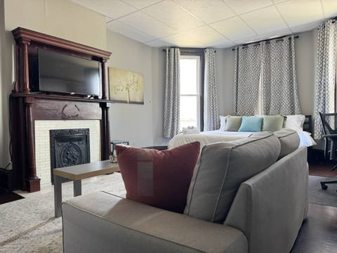 Chandler E | KING 1BD/1BA Studio Apt near Downtown