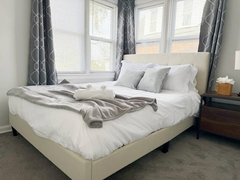 Riverside A2 | QUEEN 2BD/1BA Apt near River