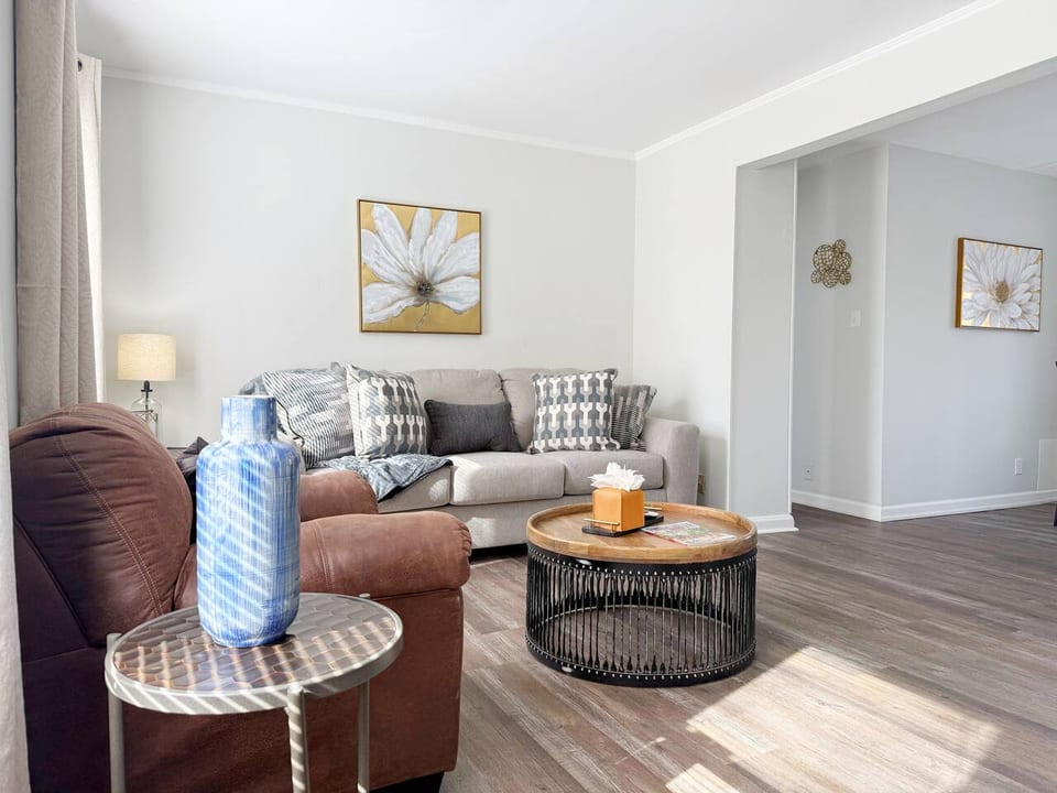 Riverside A2 | QUEEN 2BD/1BA Apt near River - Evansville