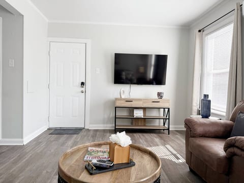 Riverside A2 | QUEEN 2BD/1BA Apt near River