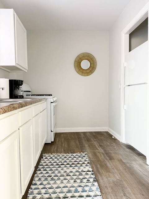 Riverside A2 | QUEEN 2BD/1BA Apt near River