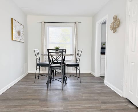 Riverside A2 | QUEEN 2BD/1BA Apt near River