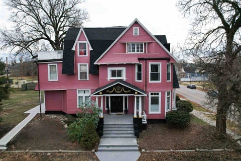Victorian Holiday Home in Haynes Corner Arts District