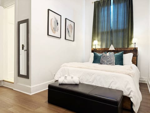 The Harrison H | QUEEN 1BD/1BA Apt near Downtown